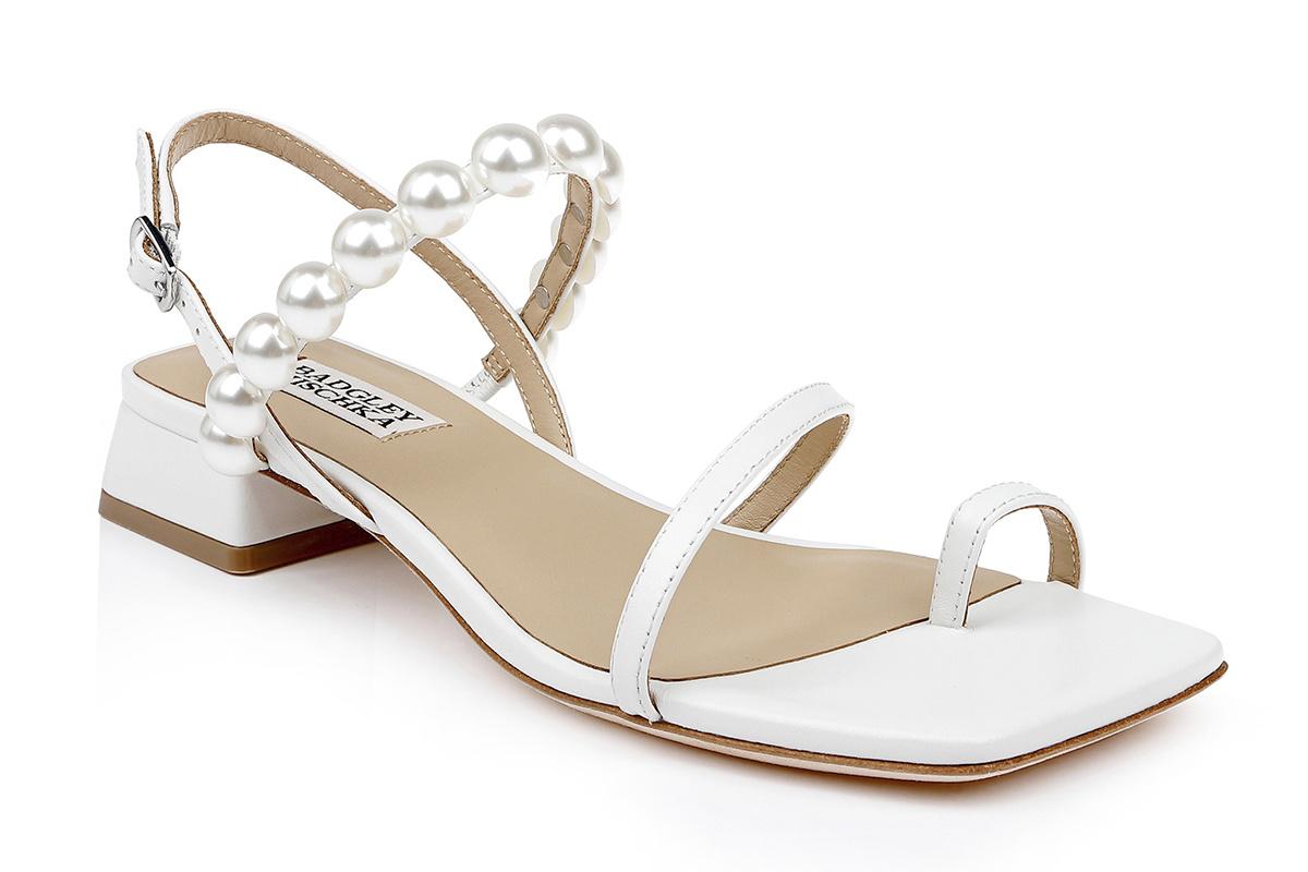 Zapatos de novia planos: sandalias con detalle decorativo de perlas