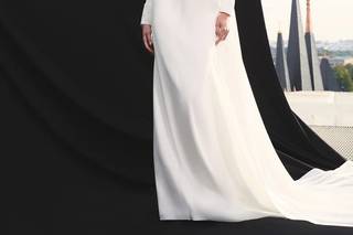 vestidos de novia para mujeres maduras: con escote en pico hombreras y manga larga