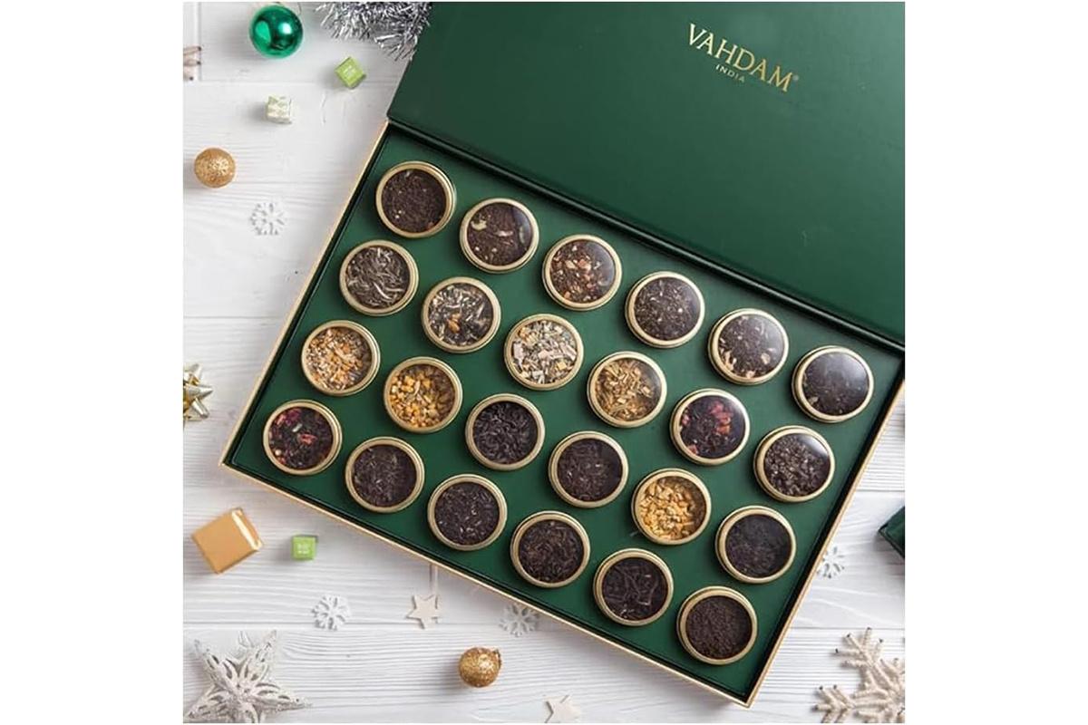 Qué regalar a tu pareja por San Valentín: selección de tés de la marca Vahdam junto a una taza de té ya preparado