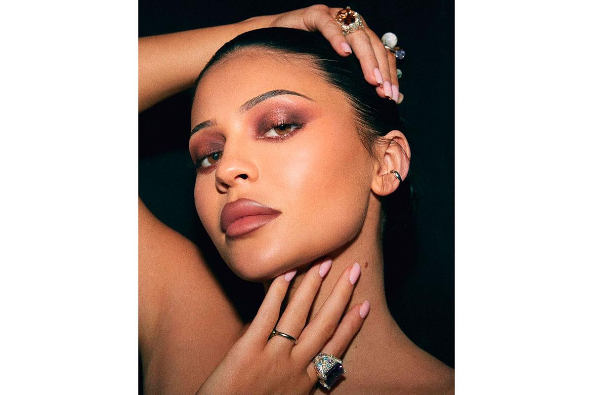 Kylie Jenner en un primer plano con maquillaje en tonos bronce