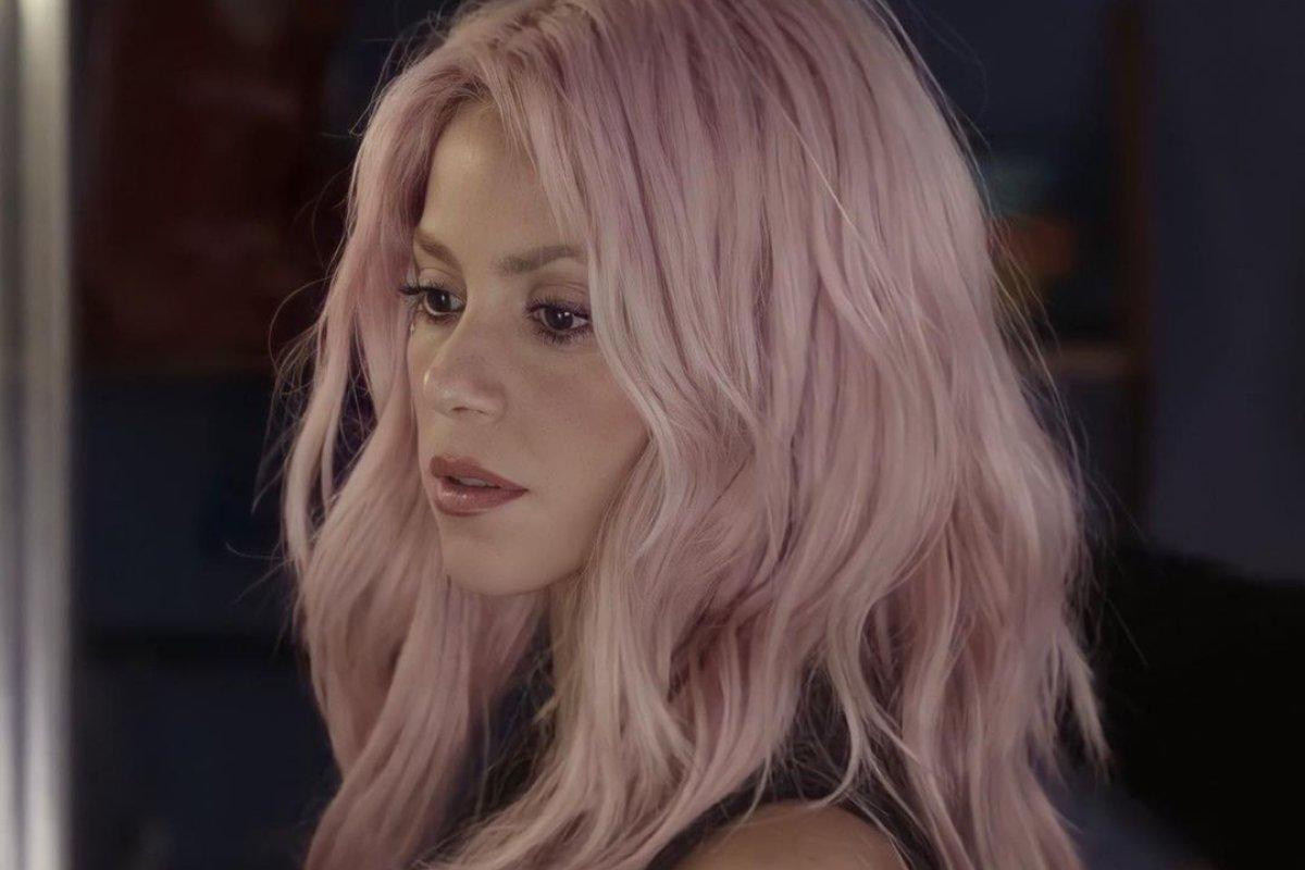 Peinado de Shakira con el pelo rosa con ondas