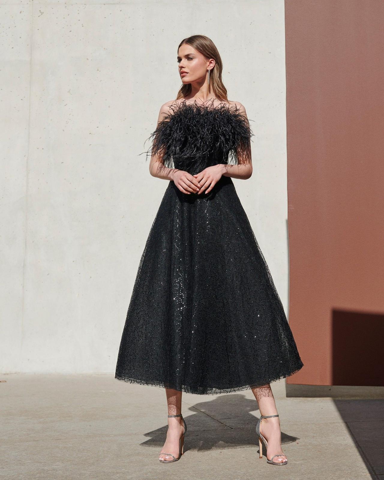 Vestido negro boda con plumas y brillos