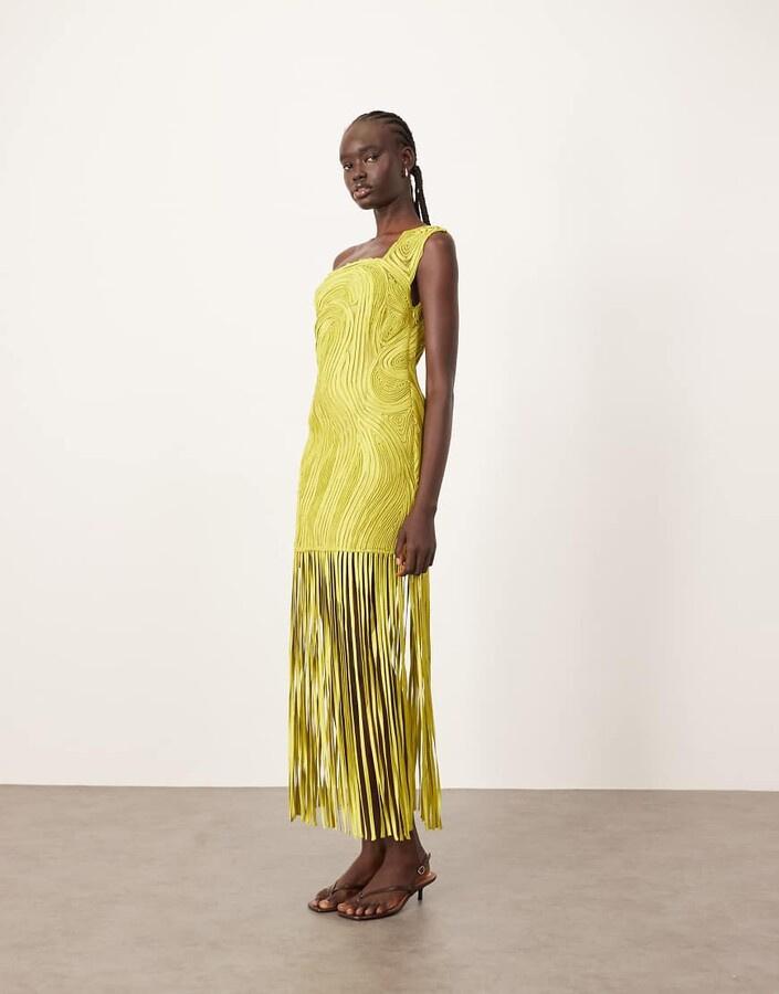 Vestido verde con flecos de la firma Arrange