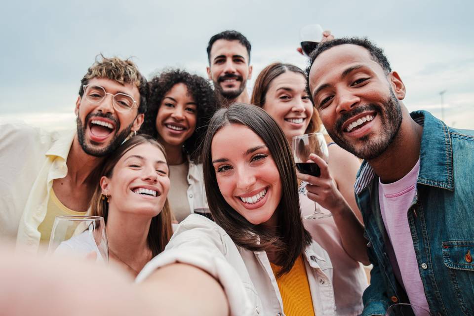 Fiesta preboda: grupo de amigos jóvenes muy sonrientes se hacen un selfie todos juntos