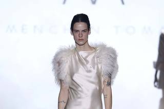 Vestido boda civil original y actual asimétrico con flecos y pantalón