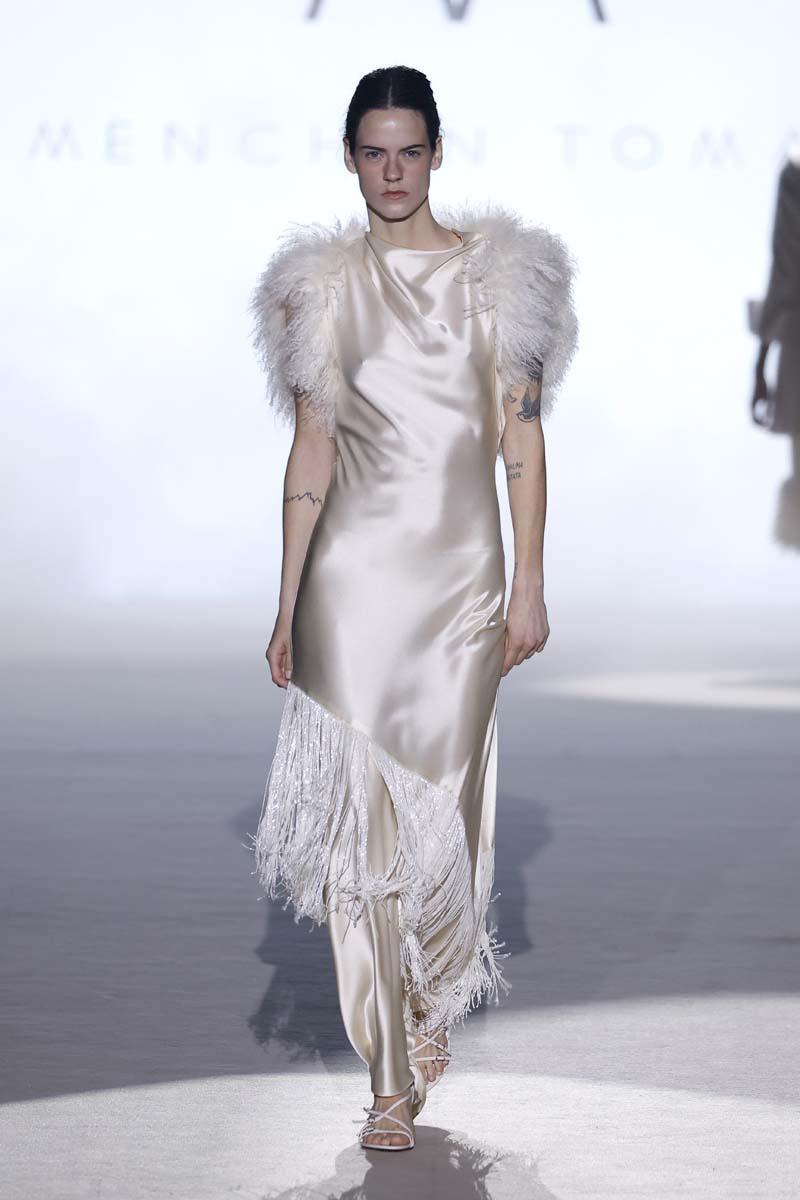 Vestido boda civil original y actual asimétrico con flecos y pantalón