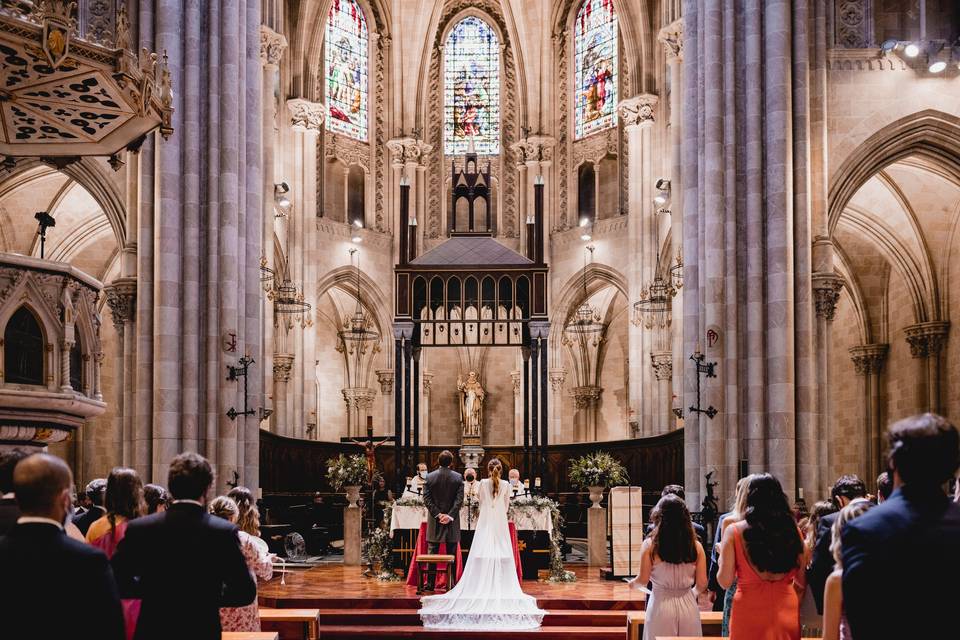 Música para boda religiosa: interior de una iglesia o catedral en la que se está celebrando una boda religiosa