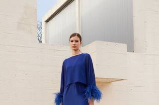 Vestido cóctel boda con falda tubo y plumas