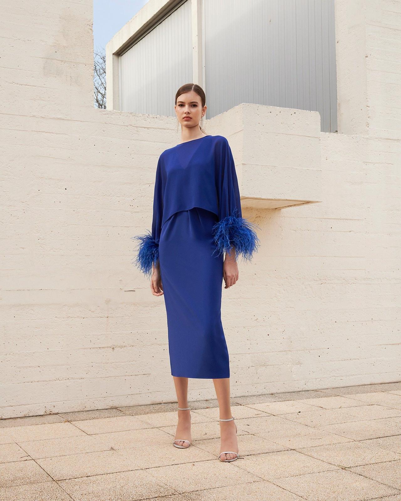 Vestido cóctel boda con falda tubo y plumas