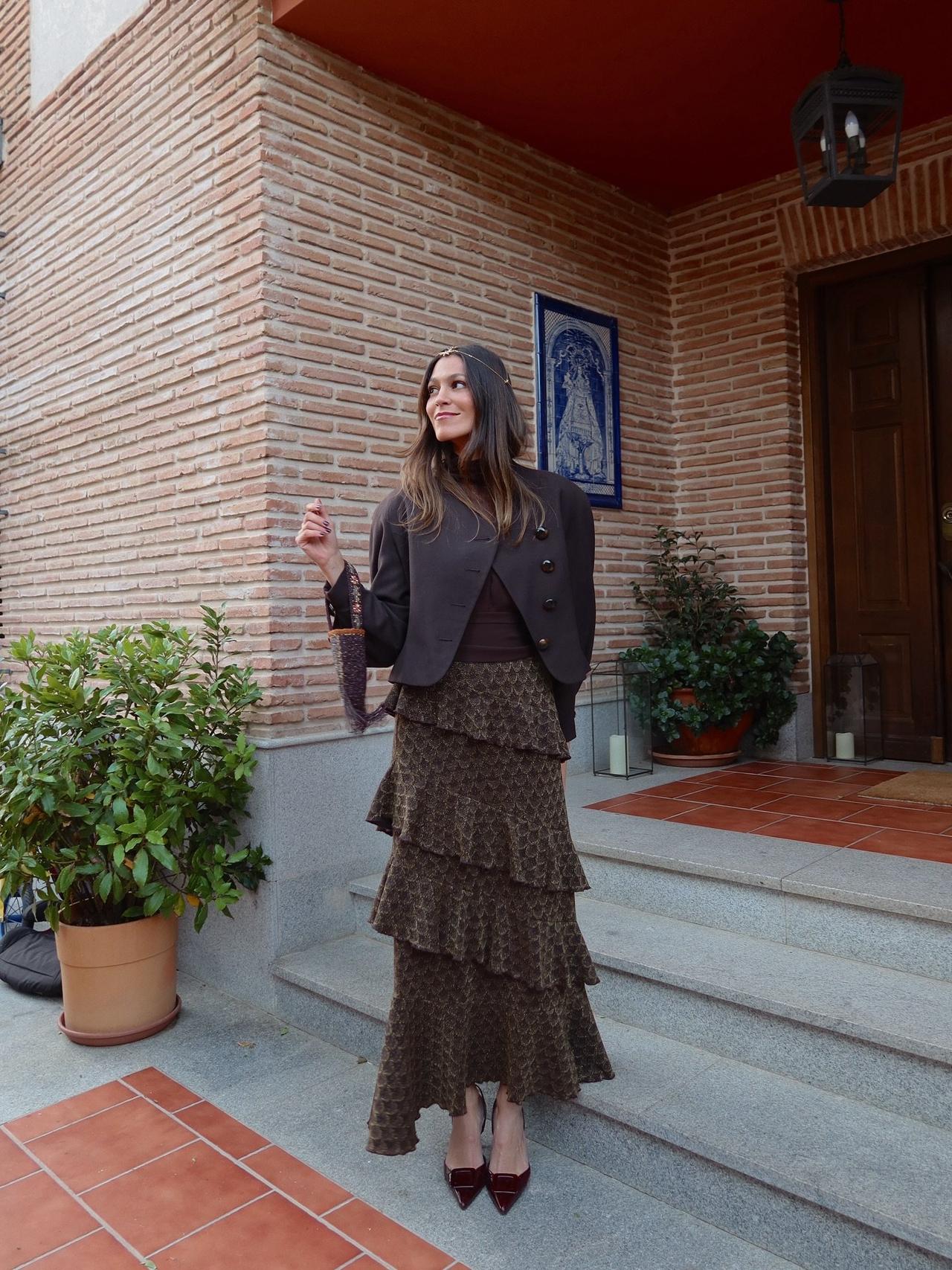 invitada influencer con pelo suelto con tocado en la cabeza