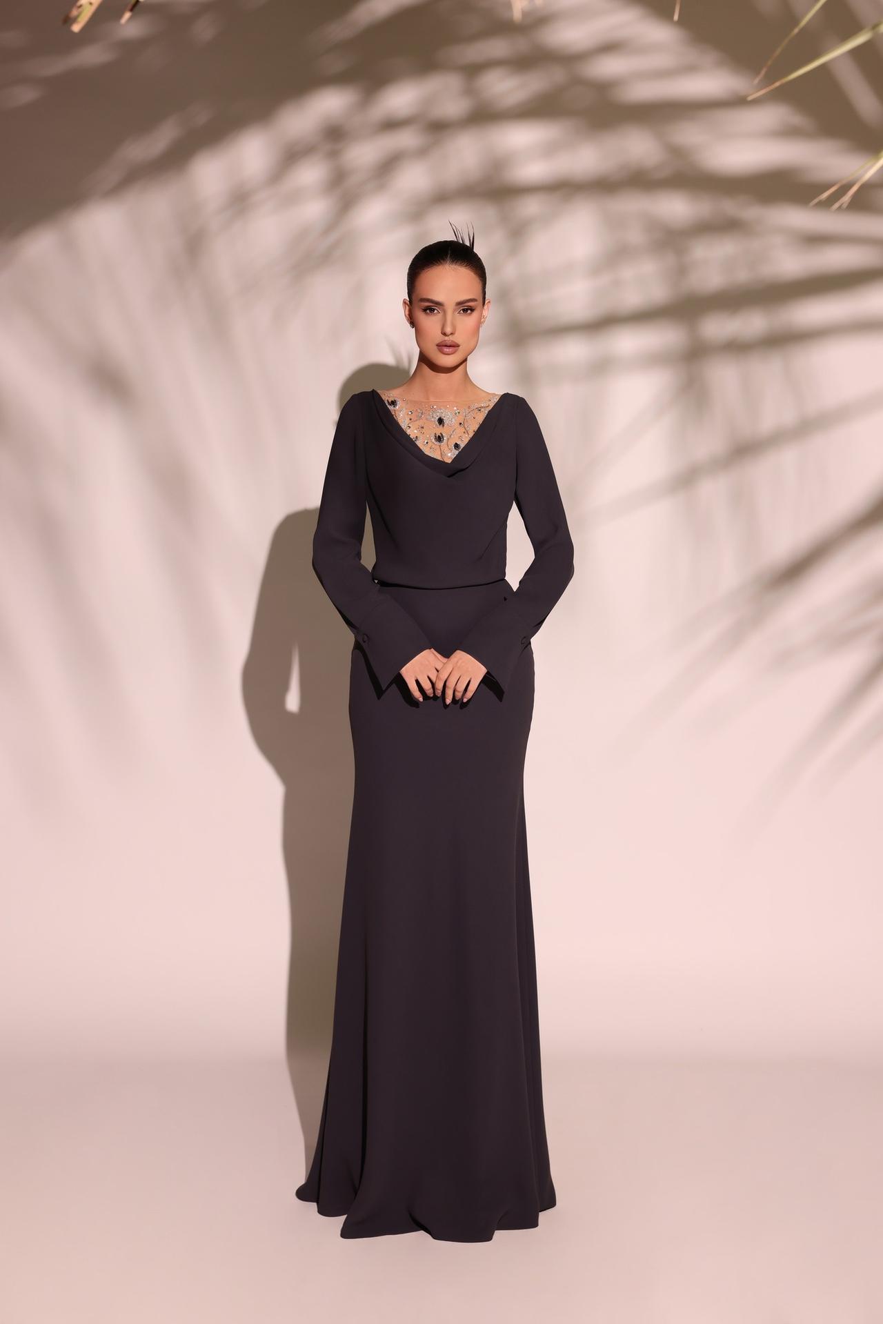 Vestido de boda negro con escote en V