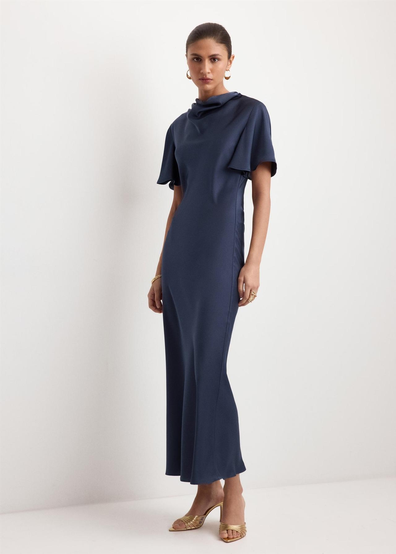 Vestido de invitada lujo silencioso azul marino satinado de Mango