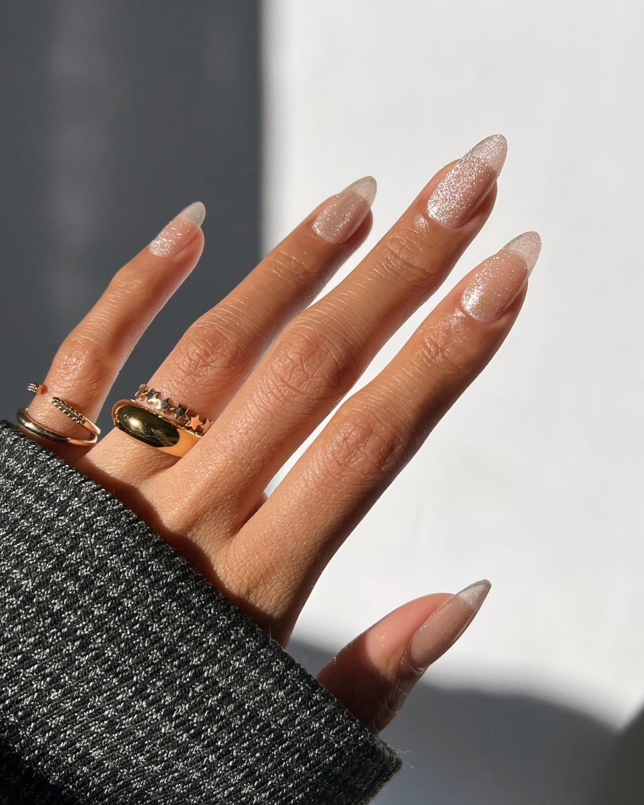 Manicura con uñas con brillo