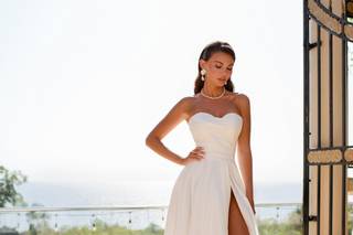 Vestido boda civil de escote bandeau y corte lateral sexy