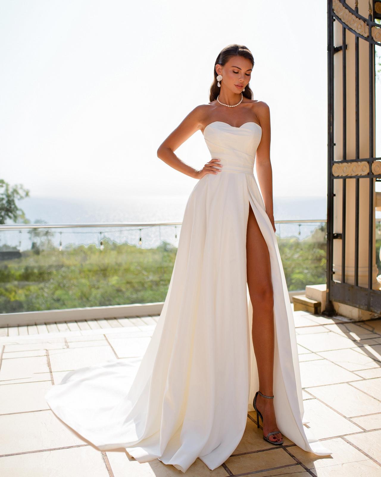 Vestido boda civil de escote bandeau y corte lateral sexy