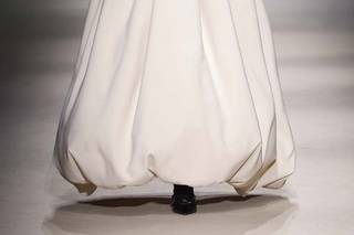 Vestido boda civil escote bandeau y falda globo