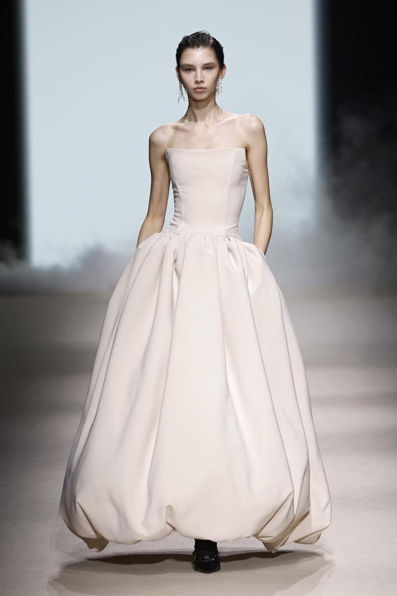 Vestido boda civil escote bandeau y falda globo