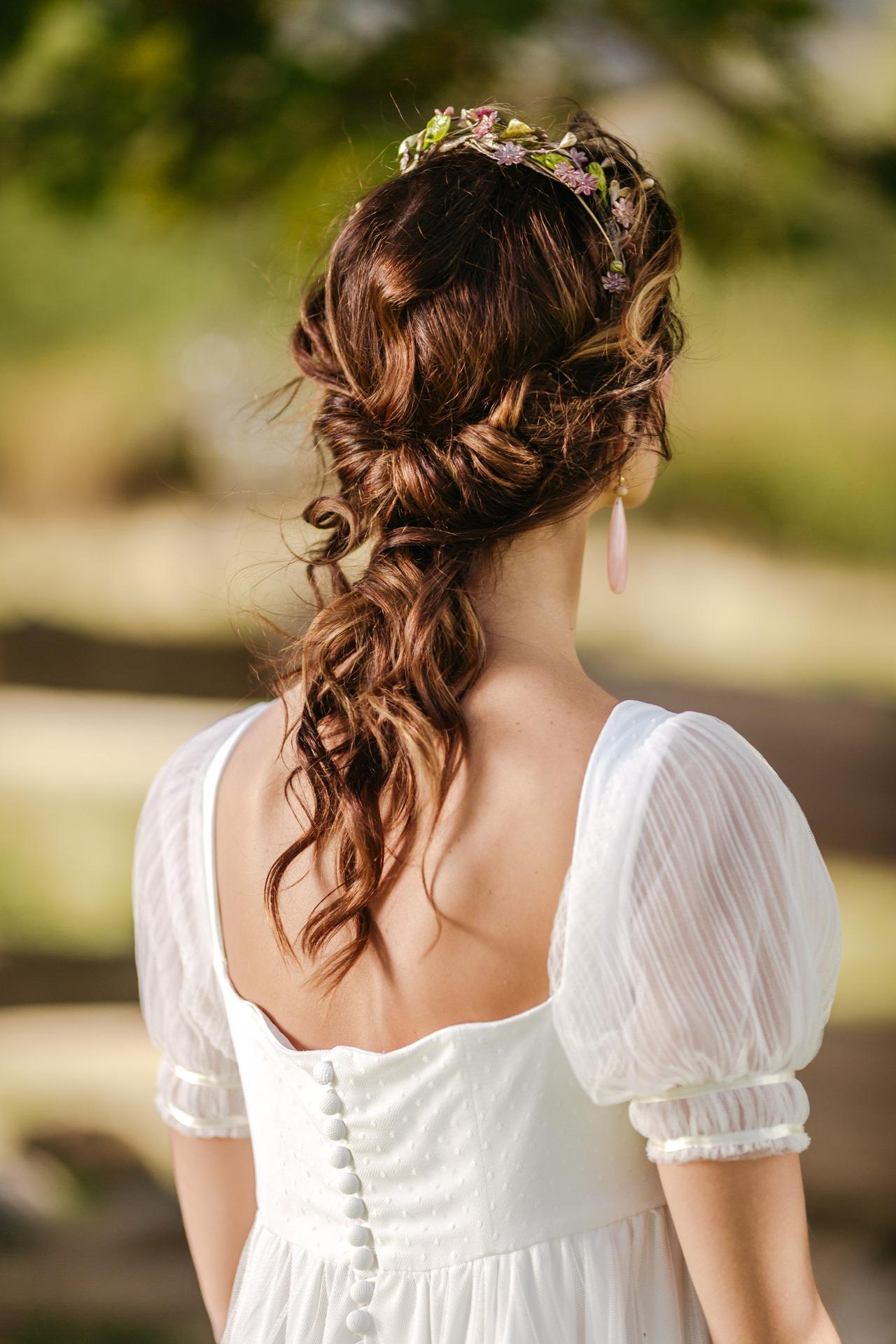 Peinados invitada boda pelo rizado: trenza en pelo moreno rizado coleta con corona
