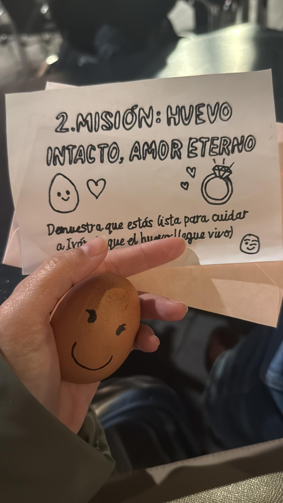 Imagen de un huevo pintado y una tarjeta para la despedida de soltera (Cedida)