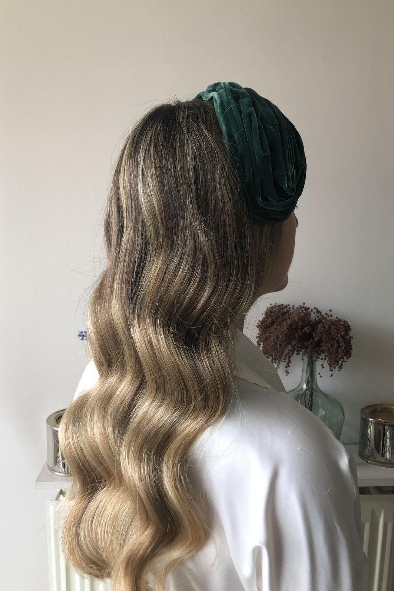 peinado ondas al agua y diadema invitada