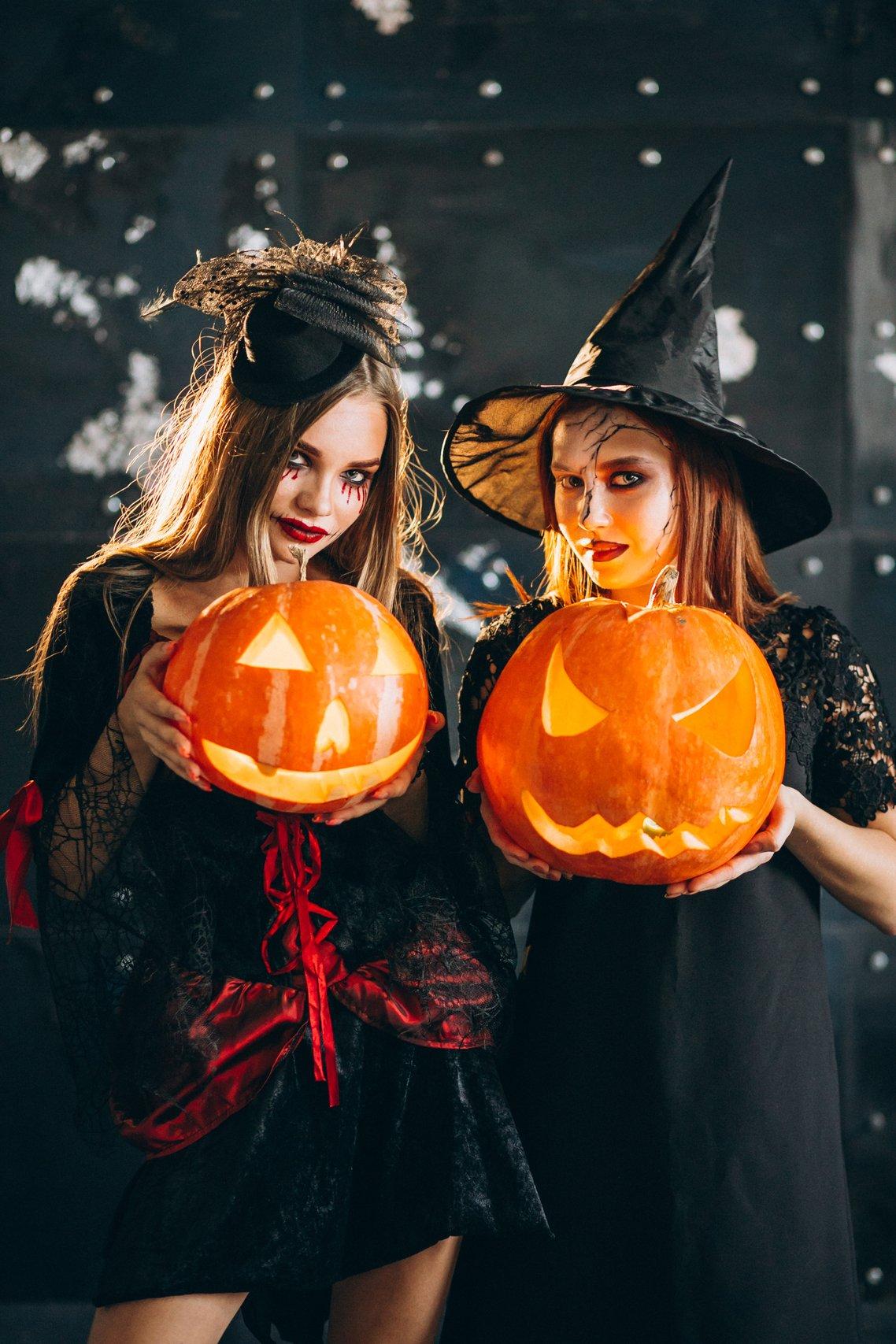 Disfraces Halloween pareja: dos chicas disfrazadas de brujas
