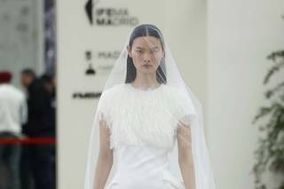 Vestido boda civil de manga corta con plumas y velo