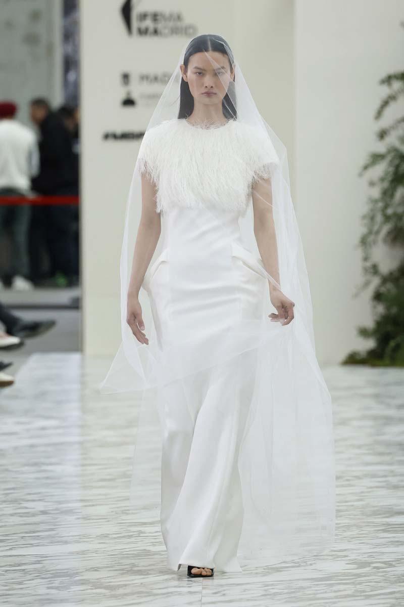 Vestido boda civil de manga corta con plumas y velo