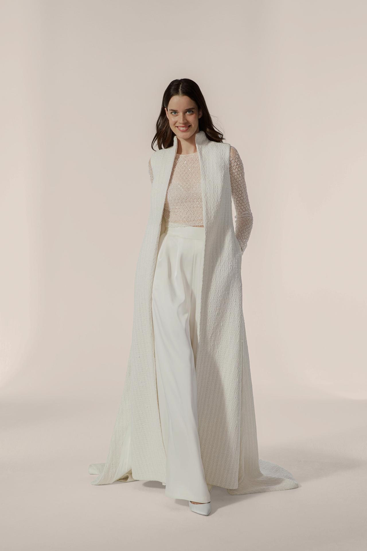vestidos de novia para mujeres maduras: con pantalón y capa