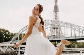 Vestidos de novia sencillos cortos con falda de tul y original escote en la espalda