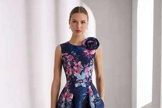 Vestidos de fiesta cortos estampados, con detalle floral en 3D en uno de los hombros
