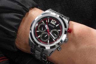 Reloj hombre pedida: reloj deportivo con detalles en rojo, de GUESS