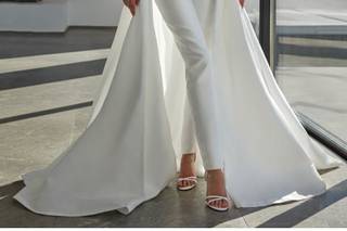 vestidos de novia para mujeres maduras: dos palabra de honor con pantalón y capa desde la cintura