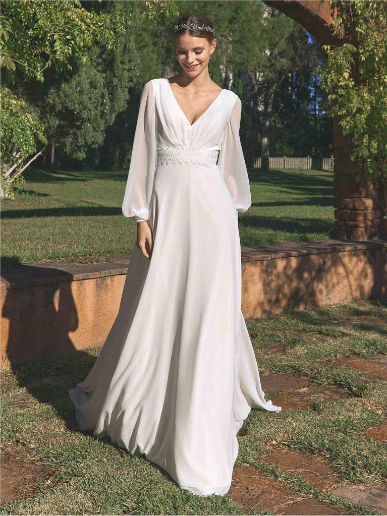 Vestidos de novia manga larga tipo poeta con sutiles transparencias