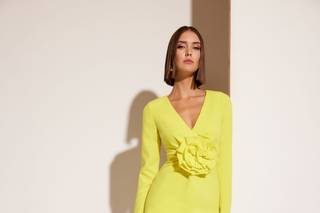 Vestido cóctel boda amarillo con flor en 3D en la cintura