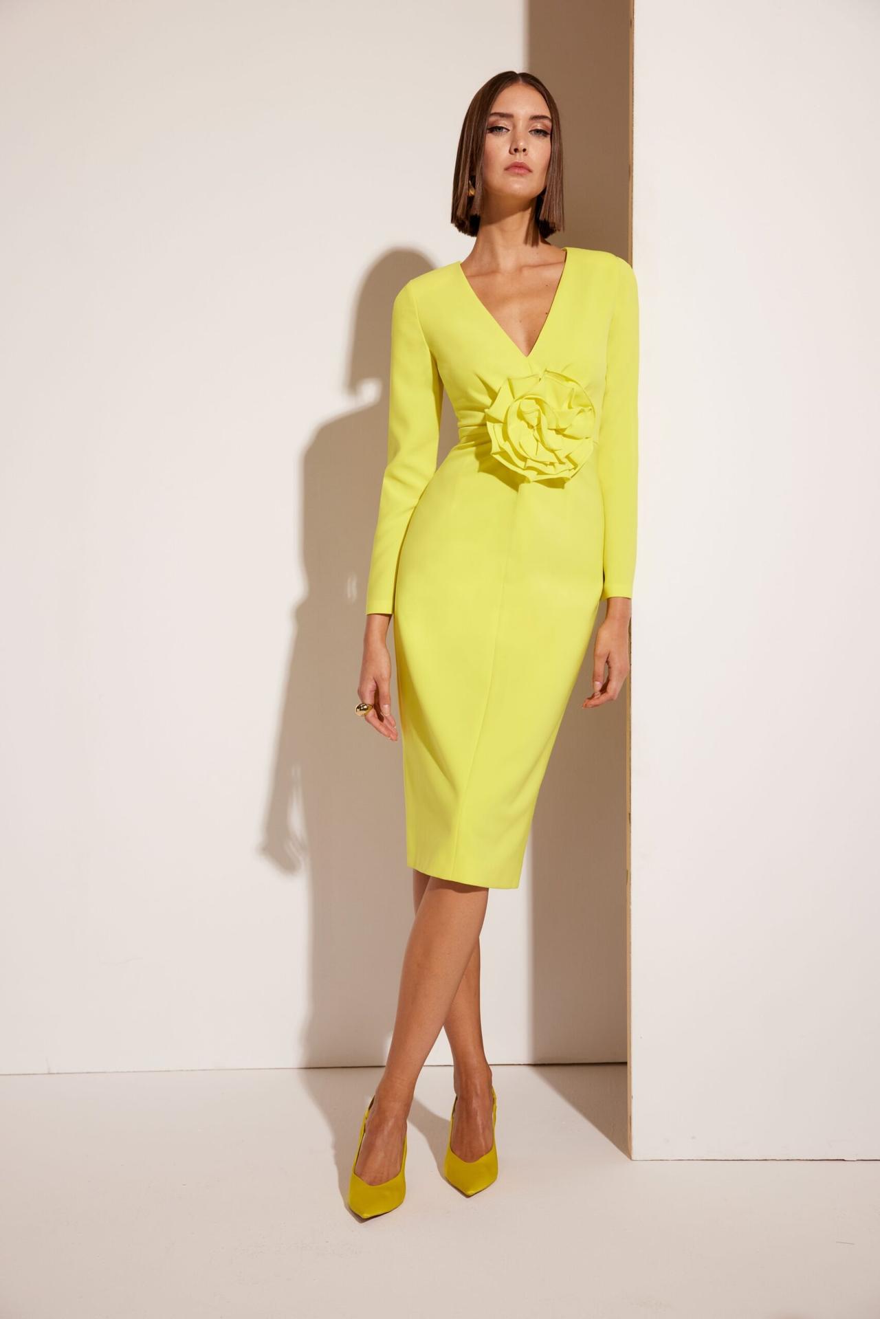 Vestido cóctel boda amarillo con flor en 3D en la cintura