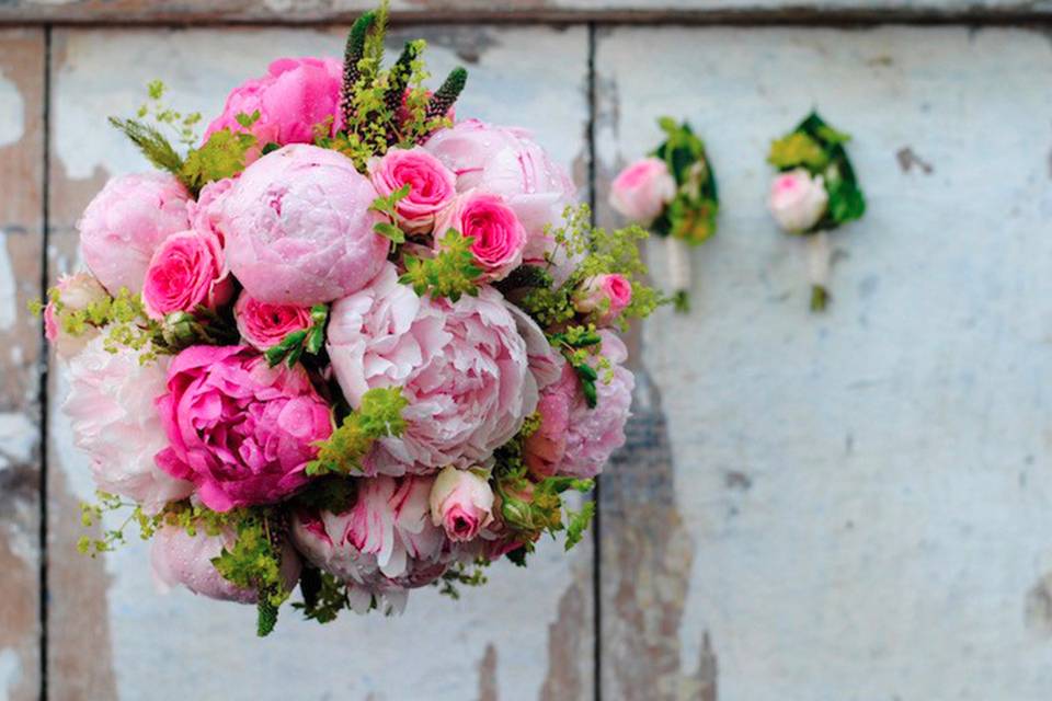 Ramos de novia con peonías: el romanticismo de una flor única