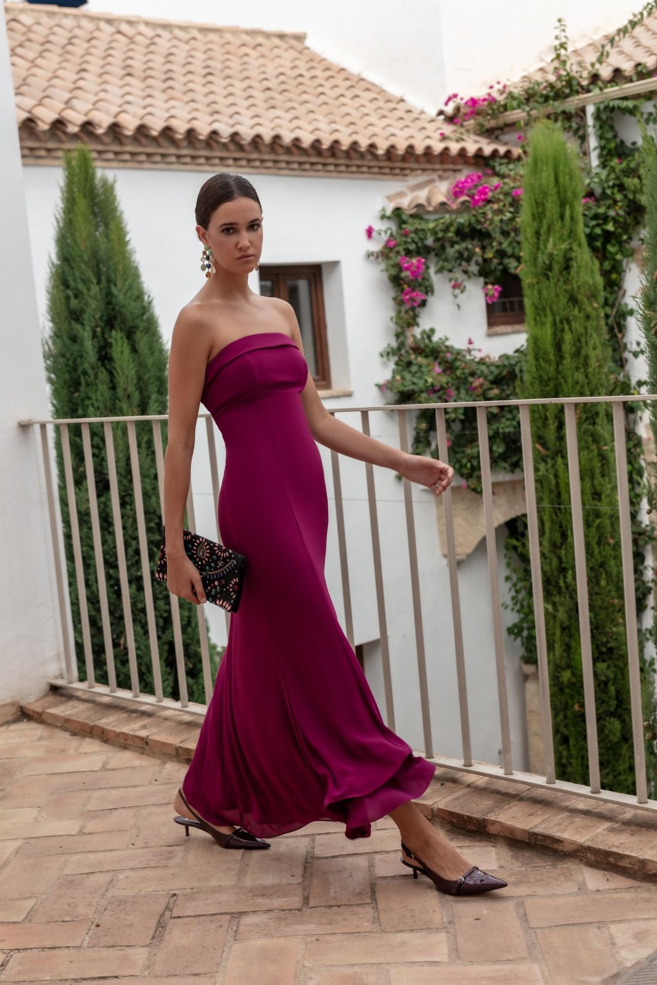 Protocolo boda noche: chica con un vestido de boda de noche para invitadas en morado con escote palabra de honor