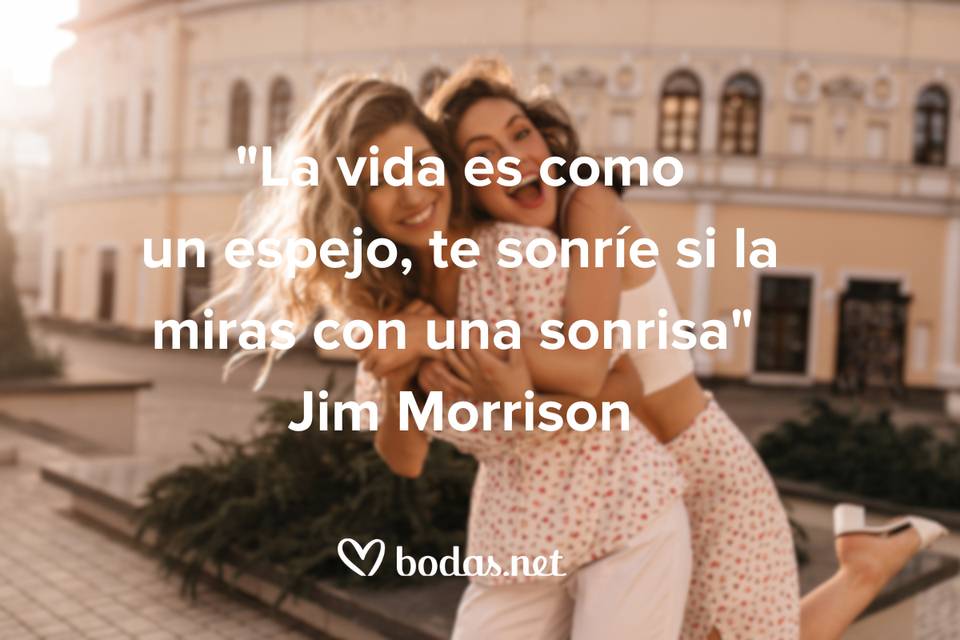 Frases sobre el sentido de la vida: La vida es como un espejo, te sonríe si la miras con una sonrisa, de Jim Morrison