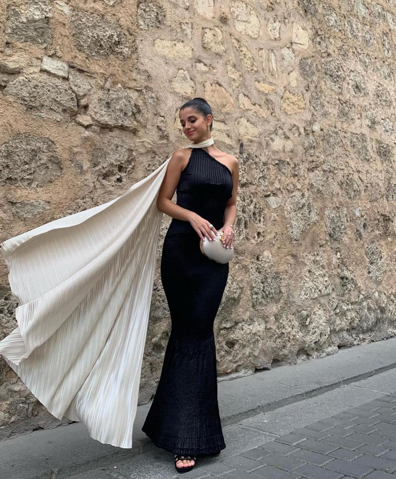 Vestidos negros de bodas con escote asimétrico y capa blanca