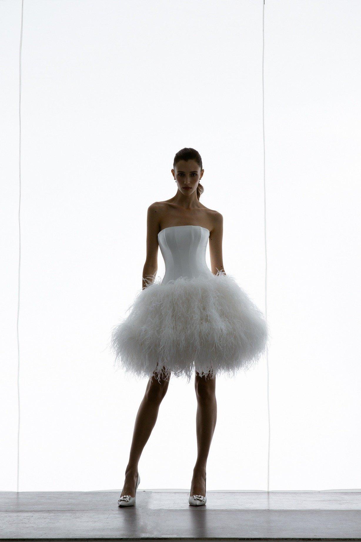 Vestido de novia corto con voluminosa falda de plumas