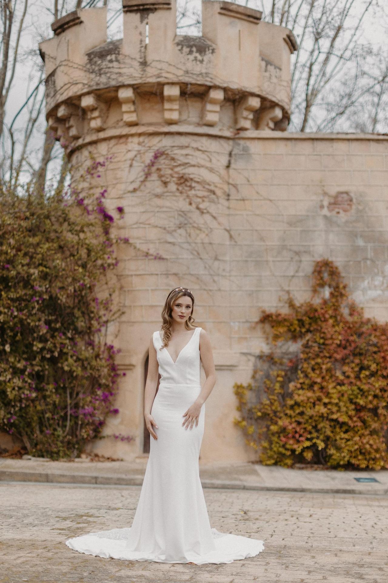 Vestidos de novia sencillos y elegantes para boda civil con escote en V