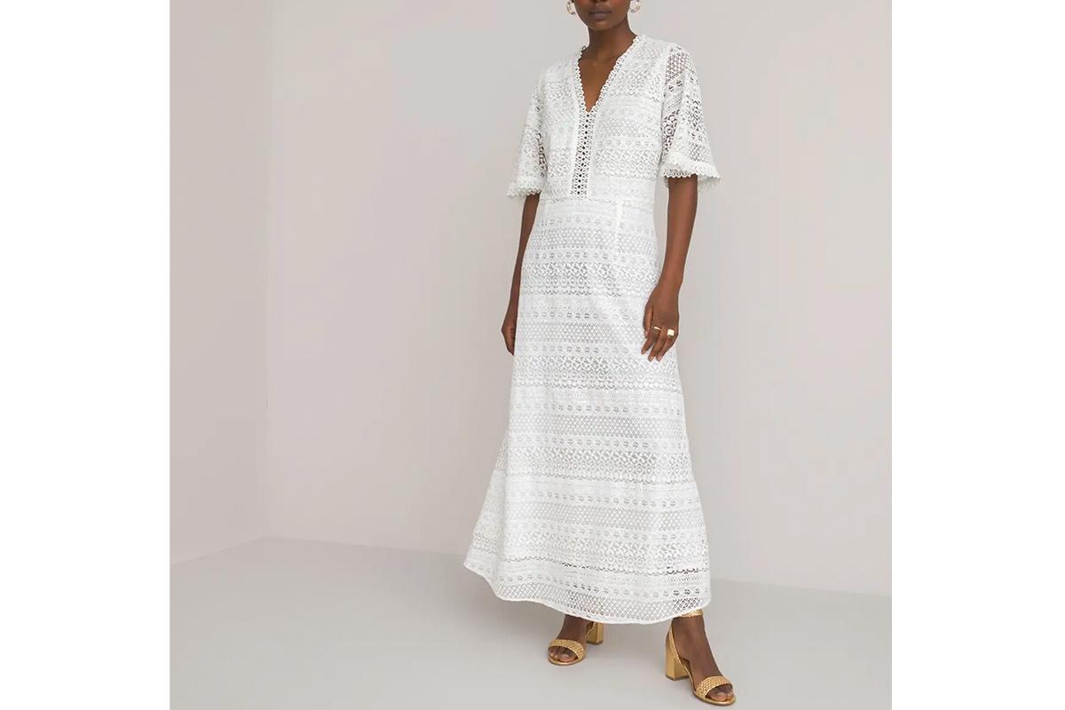 Chica con vestido blanco de encaje, perfecto para boda con dress code de estilo ibicenco