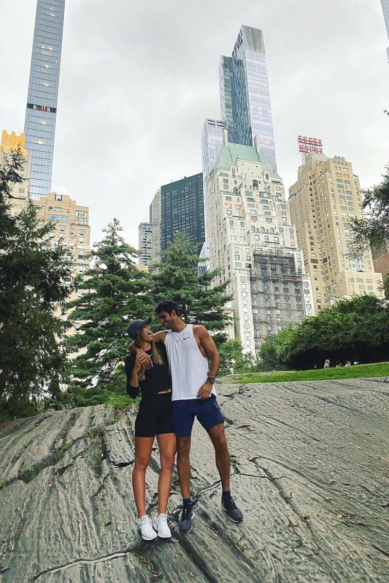 Fotos de parejas famosas: Paula Badosa y Juan Betancourt en una romántica escapada en Nueva York