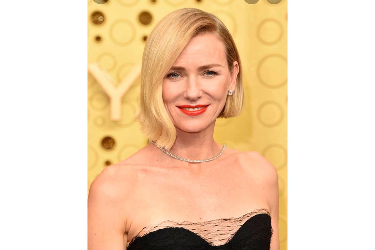 Naomi Watts con pelo suelto corto con raya a un lado