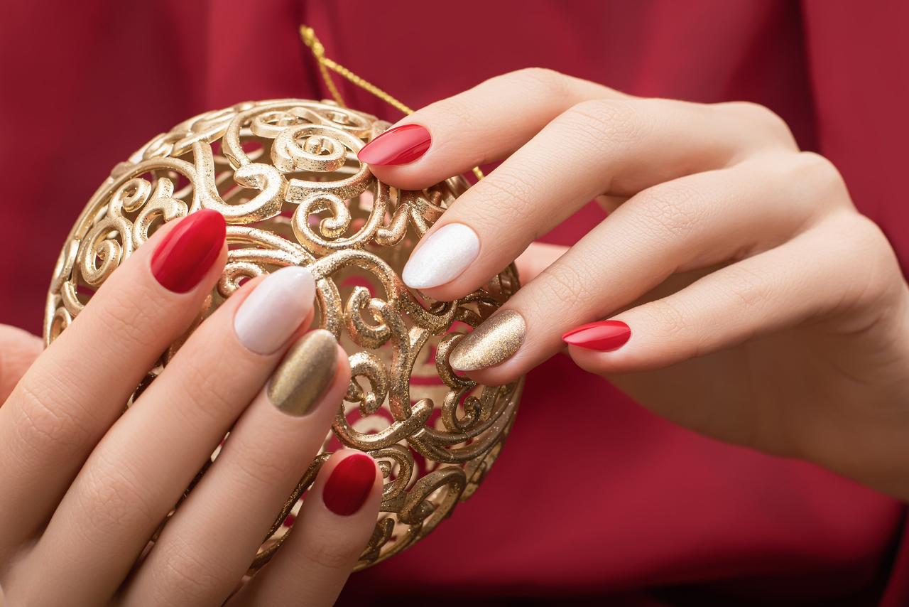 Uñas de Navidad 2024: manicura en blanco, rojo y dorado