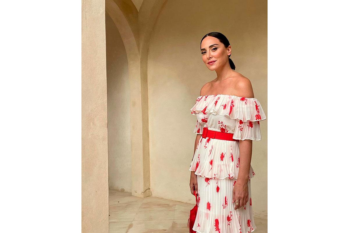 Tamara Falcó con vestido midi blanco y rojo con hombros descubiertos y volantes
