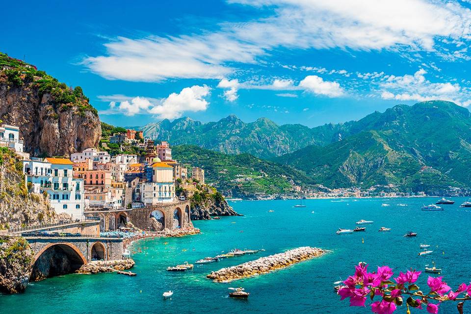 Ciudad de Atrani en la Costa Amalfitana, en Italia