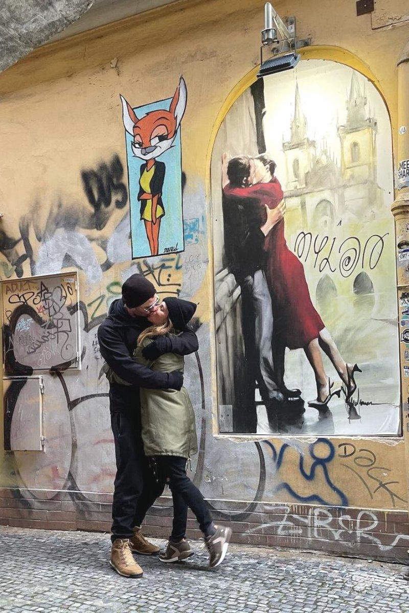 Fotos de parejas famosas: Elsa Pataky y Chris Hemsworth por las calles de Praga dándose un apasionado beso