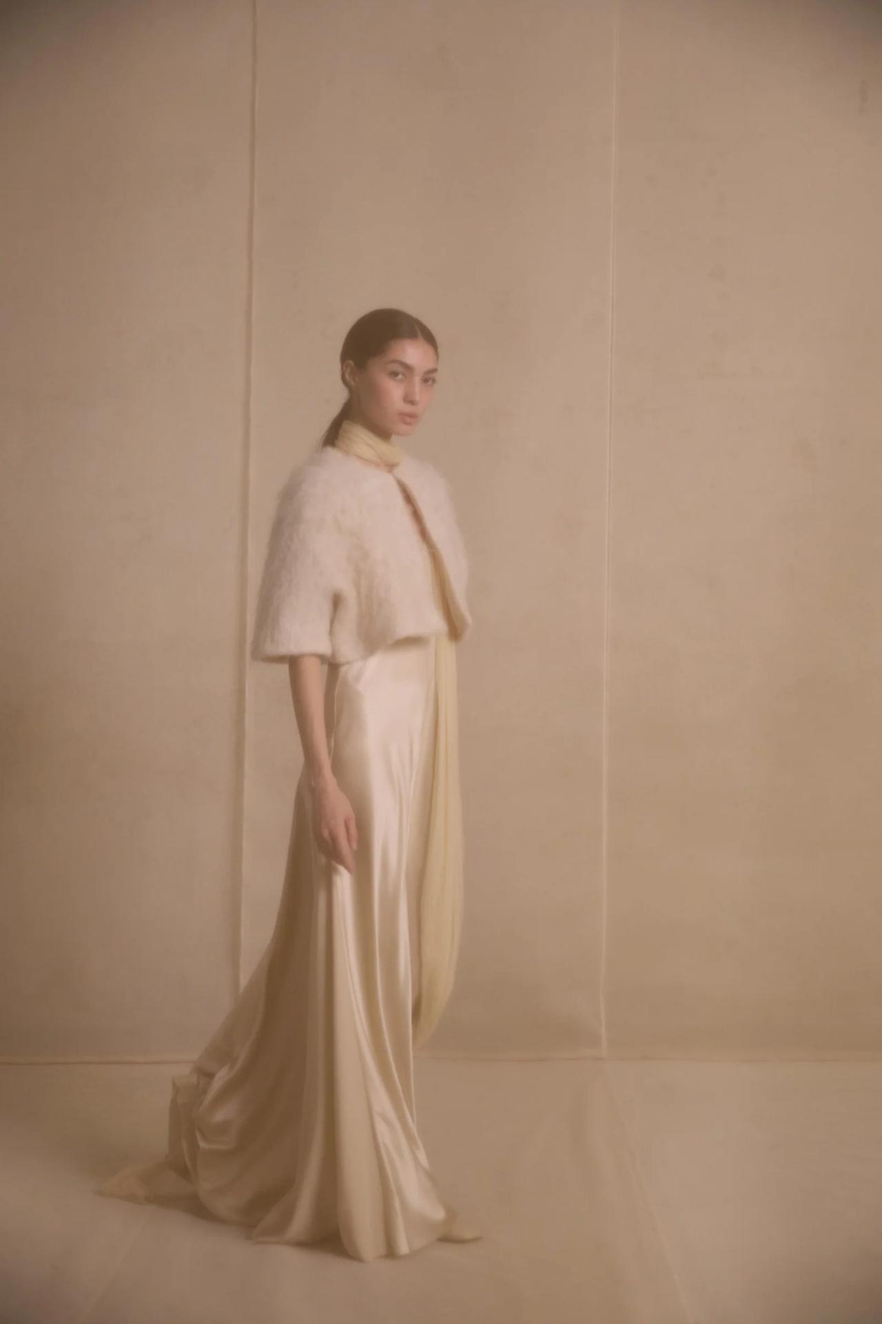 vestidos de novia para mujeres maduras: con abrigo y falda estilo de lencero