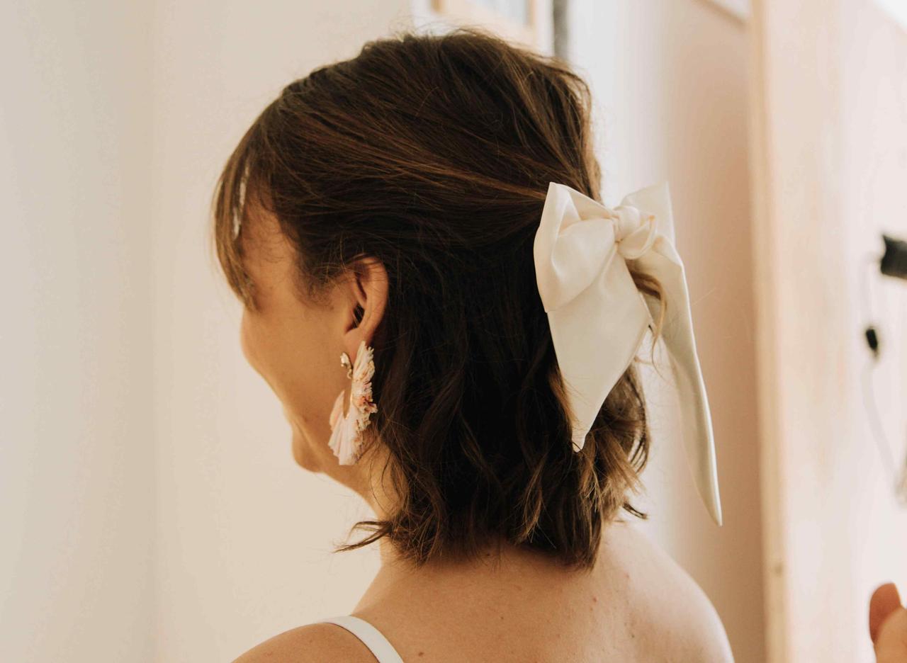 Peinados pelo corto para bodas: semirecogido con lazo